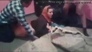 “شاب ينيك أمه ويعزم أصحابه”.. أم جماعي — أم