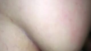 محبين شعر الطيز: مقطع مسرب عنيف — طيز