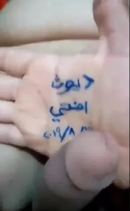 “ديوث” مكتوب على إيده.. أخ ينيك أخته ويصورها — محارم